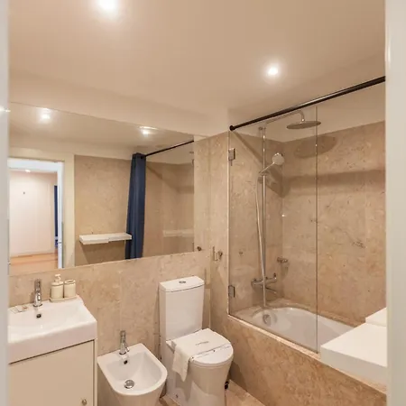 Flh Liberdade Spacious With Parking * 리스본